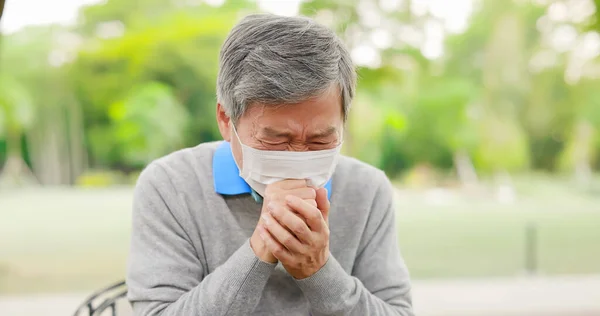마스크를 이시아인 노인이 겨울에 야외에서 감기에 걸리고 기침을 — 스톡 사진