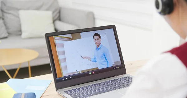 Vista Trasera Chica Asiática Está Aprendiendo Buscando Maestro Escuela Secundaria — Foto de Stock