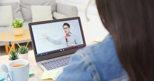 Vue Arrière Asiatique Fille Est Apprendre Les Mathématiques Ligne Par — Photo