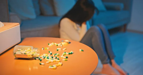 Menina Asiática Sentir Deprimido Medicina Overdose Sozinho Casa — Fotografia de Stock