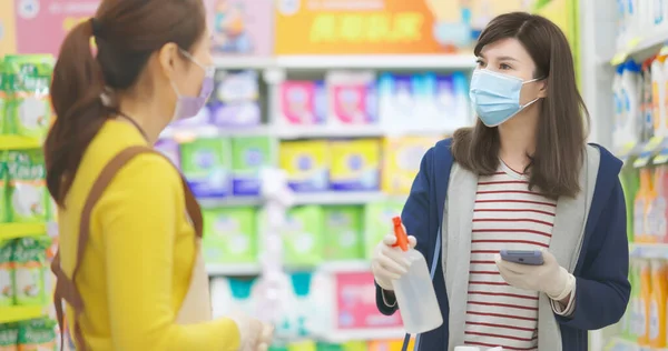 Ibu Rumah Tangga Asia Mengenakan Masker Wajah Dan Sarung Tangan — Stok Foto