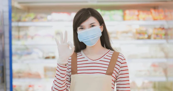 Lächelnder Asiatischer Angestellter Trägt Gesichtsmaske Mit Handschuhen Lebensmittelgeschäft Während Des — Stockfoto