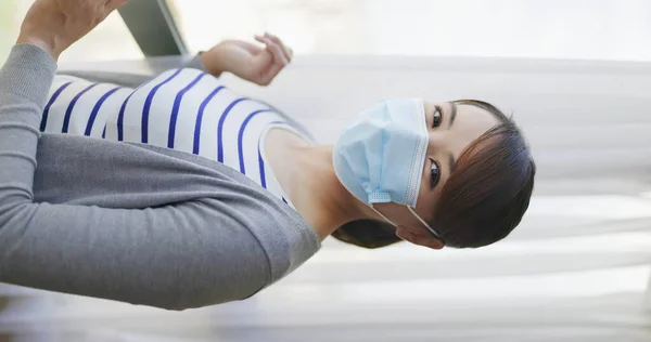 Vertikální Pohled Asijská Mladá Žena Nosí Masku Pobyt Izolace Doma — Stock fotografie