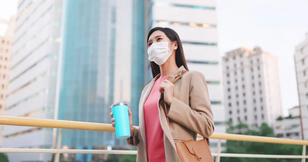 Asian Woman Use Reusable Eco Friendly Ecological Cup While Commuting — Stock Photo, Image