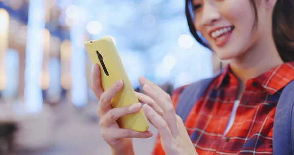 Close Asian Female Traveler Using Smart Phone Blur Shiny Background — Stock Photo, Image