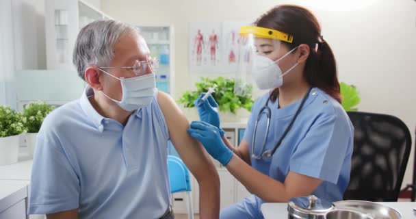 Verpleegkundige die COVID19 vaccineert — Stockvideo