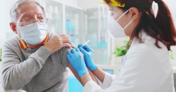 Médecin faisant une vaccination — Video