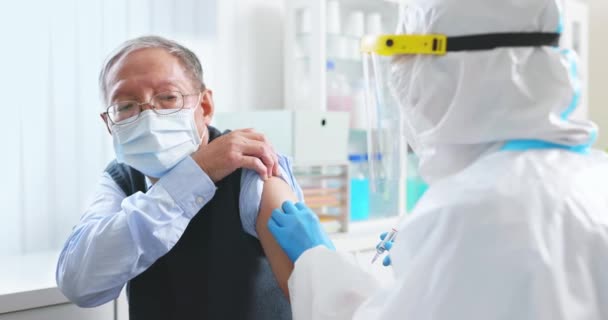 看護師がCOVID19ワクチンを作る — ストック動画
