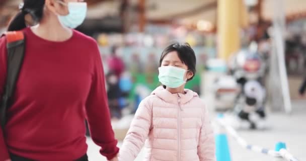 Dívka s maminkou nosí masku — Stock video