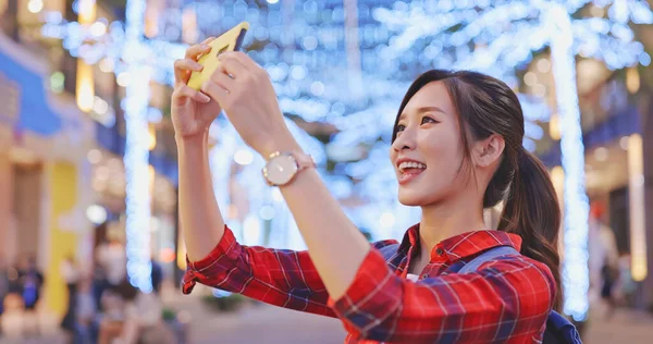 Aziatische Vrouwelijke Reiziger Gebruik Maken Van Smartphone Selfie Nachts — Stockfoto
