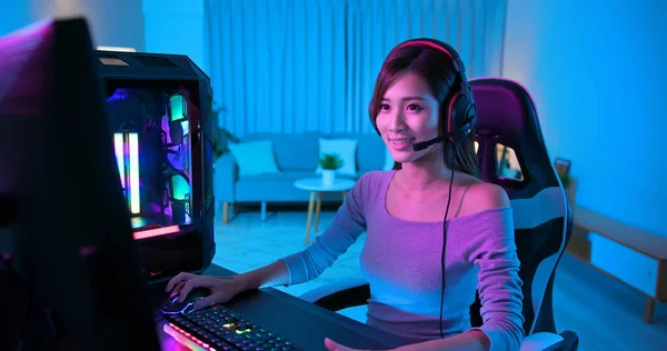 Joven Asiática Pretty Pro Gamer Ganar Videojuego Línea Sonreír Casa — Foto de Stock