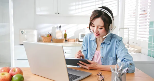 Aziatische Jong Vrouw Heeft Video Vergadering Keuken Thuis — Stockfoto