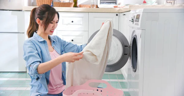 Femme Asiatique Laver Les Vêtements Sentir Frustré Maison — Photo