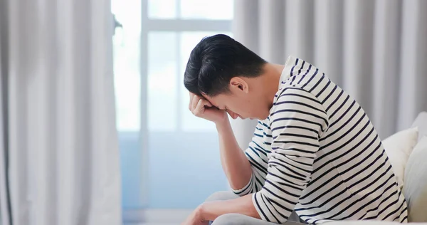Vista Lateral Del Hombre Asiático Siente Deprimido Sentado Casa —  Fotos de Stock