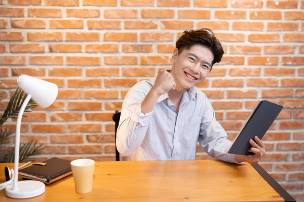 Arbeidskonsept Asiatisk Forretningsmann Med Hodetelefoner Blir Med Videomøte Nettet Digitale – stockfoto