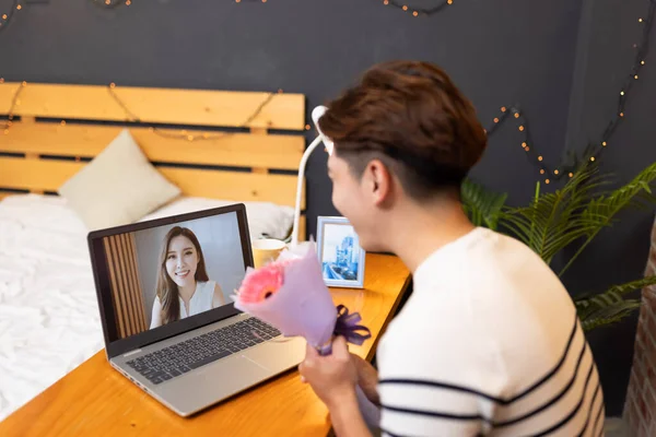 Vista Lateral Asiático Joven Tiene Video Chat Línea Por Ordenador — Foto de Stock