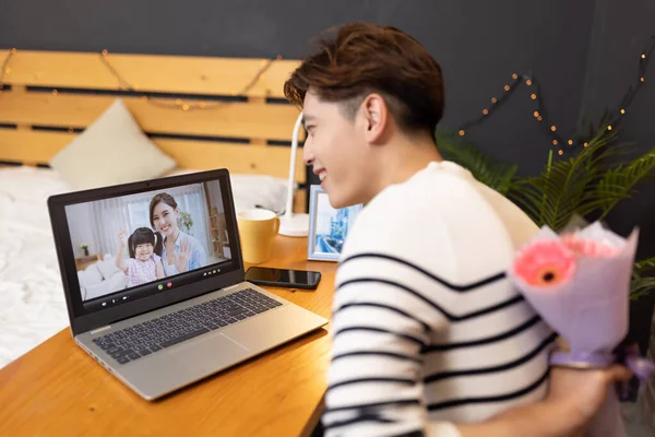 Puolella Näkymä Aasialainen Nuori Isä Video Chat Verkossa Kannettavan Antaa — kuvapankkivalokuva