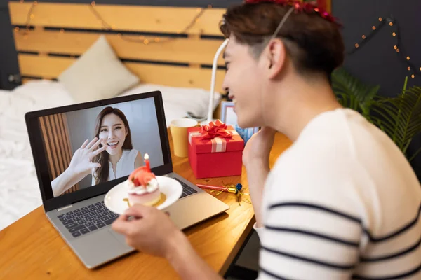 Zpět Asijské Mladý Muž Video Chat Line Notebookem Při Oslavě — Stock fotografie