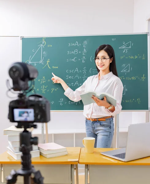 Asiático Senior High School Profesora Enseñar Matemáticas Línea Través Cámara — Foto de Stock