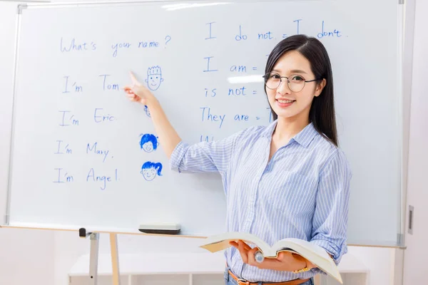 Asiatische Weibliche Lehrer Unterrichten Englisch Für Kinder Online Durch Webcam — Stockfoto