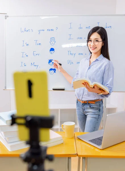 Ásia Feminino Professor Ensinar Inglês Para Crianças Line Através Telefone — Fotografia de Stock