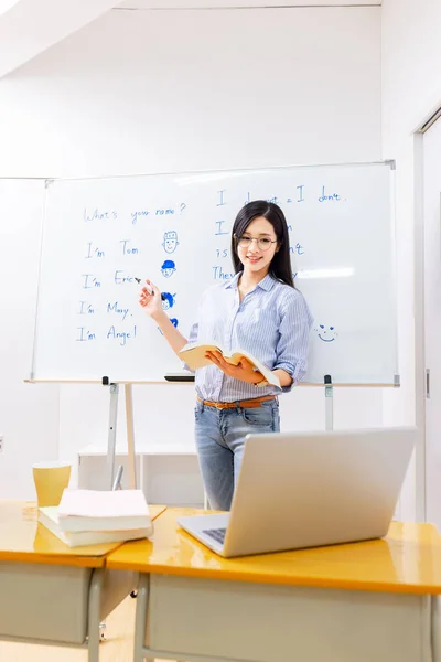 Asian Female Teacher Teach English Children Online Laptop Classroom — Stock Photo, Image