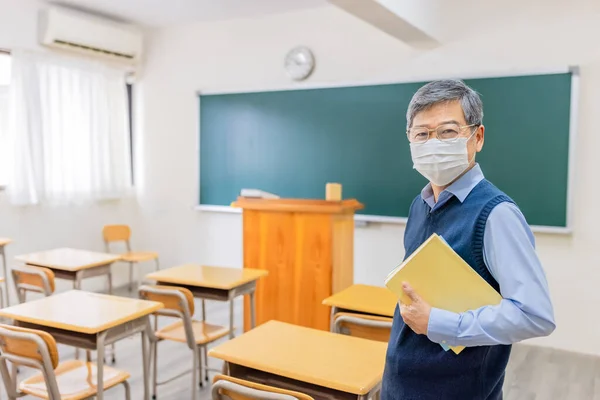 Ázsiai Idősebb Férfi Professzor Visel Arc Maszk Hold Könyvek Nézd — Stock Fotó