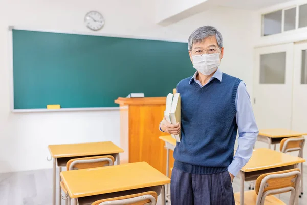 Ázsiai Végzős Férfi Professzor Aki Maszkot Visel Könyveket Tart Nézzenek — Stock Fotó