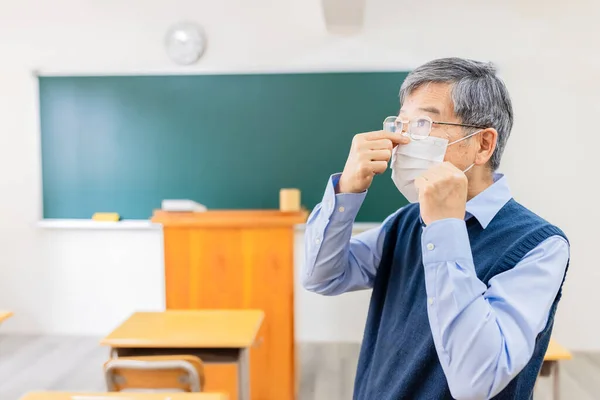 Asijský Senior Profesor Nosí Masku Obličeji Před Tabulí Vysoké Škole — Stock fotografie