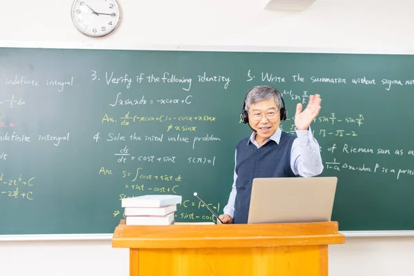Asian Senior Male Calculus Professor Wearing Headset Teaching Online Laptop — Stock Photo, Image