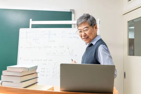 Asiática Madura Profesor Masculino Enseñar Ingeniería Línea Través Ordenador Portátil — Foto de Stock