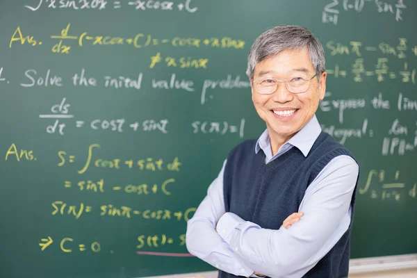 Старший Азиат Профессор Улыбается Тебе Перед Школьной Доской Формулой Исчисления — стоковое фото