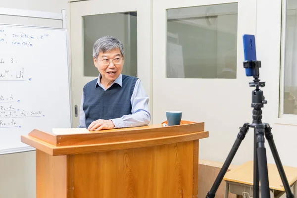Asyalı Olgun Erkek Profesör Yüksek Lisans Okulunda Cep Telefonuyla Mühendislik — Stok fotoğraf
