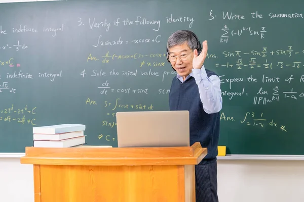 Азиатский Старший Профессор Математики Наушниках Преподает Онлайн Через Ноутбук Классе — стоковое фото