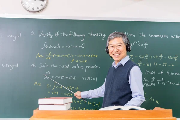Asiático Senior Profesor Cálculo Masculino Con Auriculares Está Poniendo Pizarra — Foto de Stock