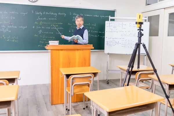 Profesor Cálculo Masculino Senior Asiático Que Usa Auriculares Está Enseñando — Foto de Stock