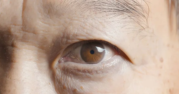 Makro Çekim Yakın Yaşlı Adam Iki Kahverengi Göz Göz Bebeği — Stok fotoğraf