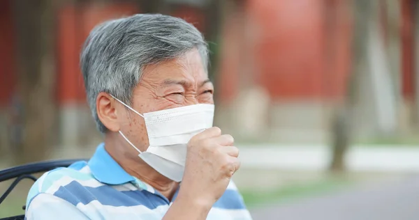 Maske Takan Asyalı Yaşlı Adam Dışarıda Üşütüp Öksürüyor — Stok fotoğraf