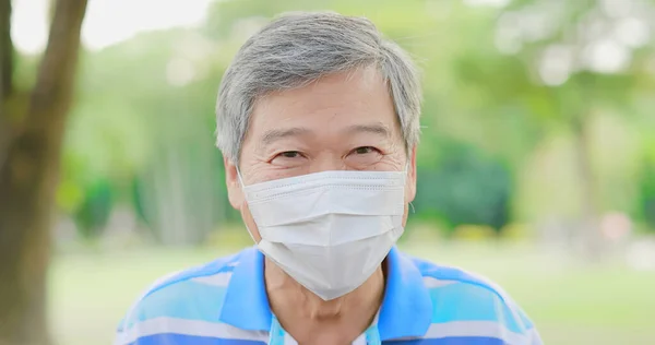 Viejo Hombre Con Mascara De Cara Retrato De Un Anciano, De Edad, Con Máscara  Médica Peligro Conceptual Del Coronavirus Para La Foto de archivo - Imagen  de aire, higiénico: 199003224