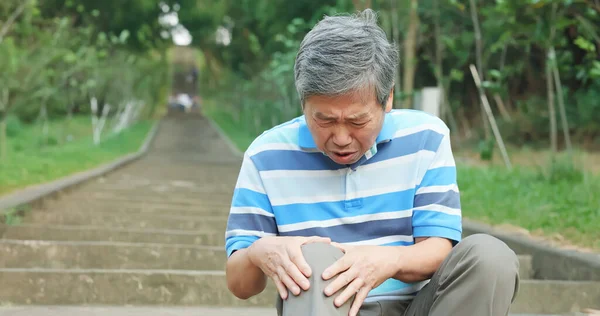 Primer Plano Asiático Anciano Sufriendo Dolor Rodilla Sentado Escalera — Foto de Stock