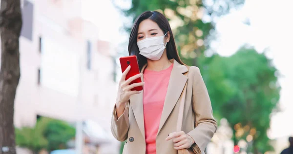 Mulher Asiática Usar Smartphone Livre Com Máscara Facial Enquanto Comutação — Fotografia de Stock