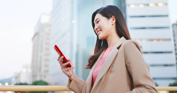 Aasialainen Nainen Käyttää Älypuhelinta Ulkona Työmatkalla Onnellisesti — kuvapankkivalokuva