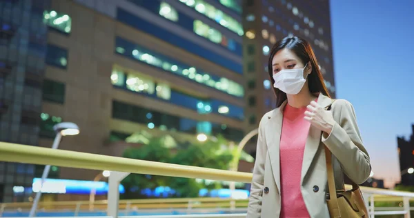 沮丧的亚洲女人在夜间往返于城市和工作场所时 戴着外科口罩进行面部保护 — 图库照片