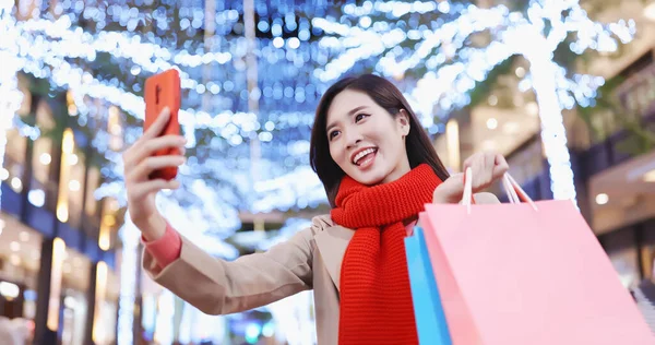 Azjatyckie Kobieta Robi Selfie Przez Smartfon Niektóre Torby Jej Ręce — Zdjęcie stockowe