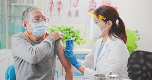 Médecin faisant la vaccination par COVID19 — Video