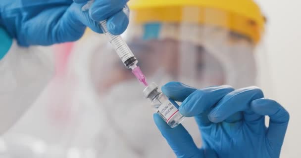 Шприц для вакцинации против коронавируса — стоковое видео