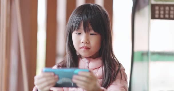 Asiatique fille utilise téléphone cellulaire — Video