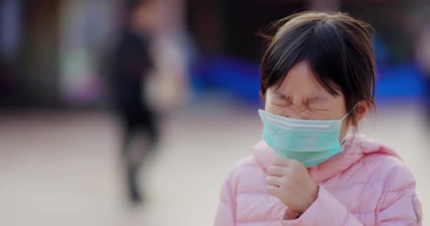 Gadis Asia bersin dan batuk — Stok Video