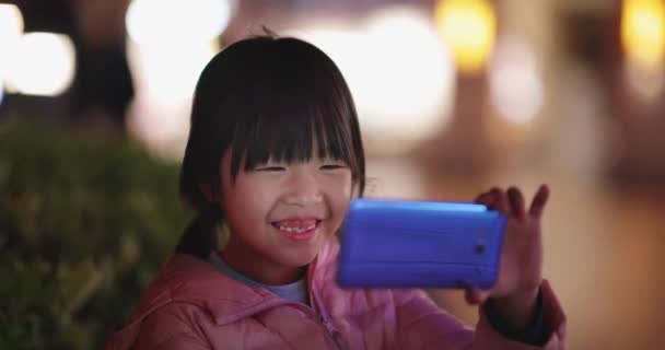 아시아 소녀가 핸드폰을 사용하다 — 비디오