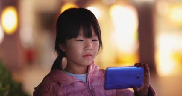 Asiatique fille utilise téléphone cellulaire — Video